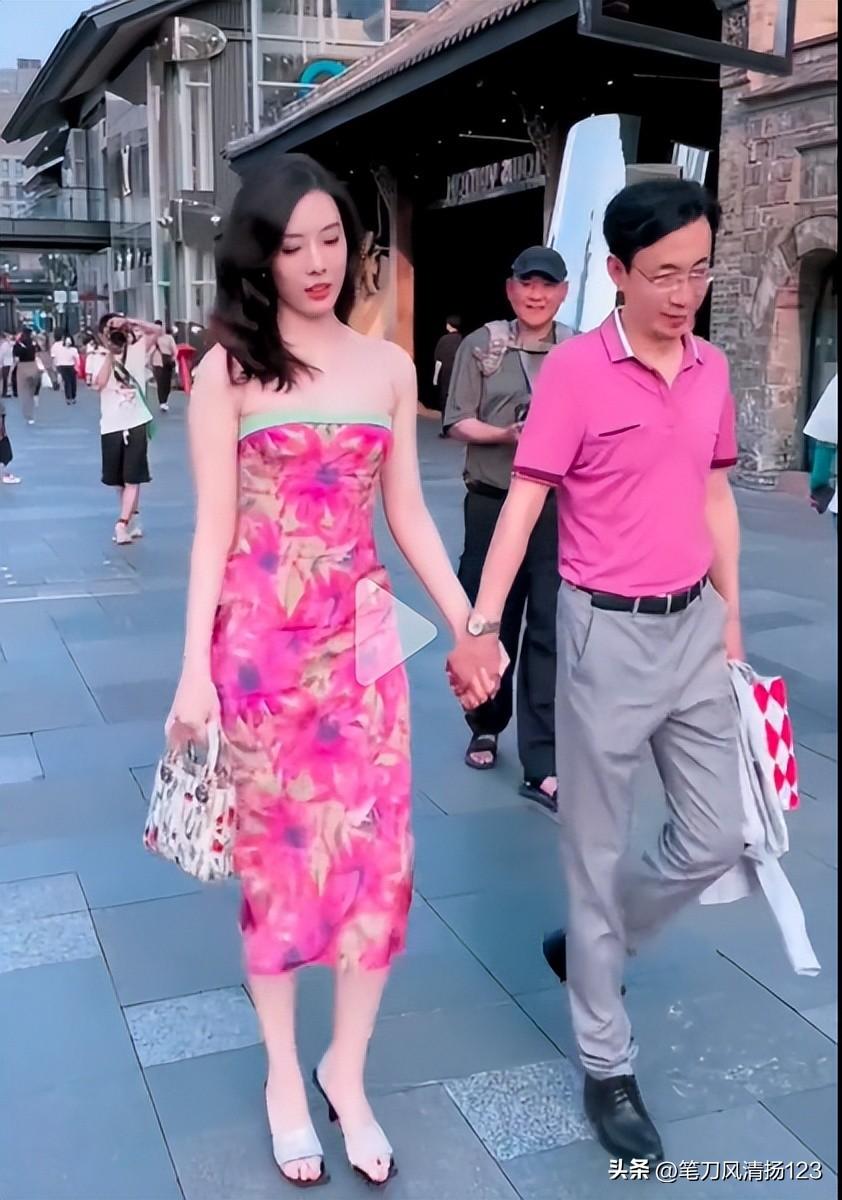 丑小鸭的华丽蜕变，从网络下载到校园女神——记一位普通女孩变身美女校花的传奇故事,丑丫头变身美女校花下载